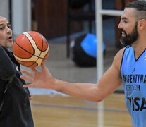 Sergio Hernández en un entrenamiento con Luis Scola, un histórico de la Selección de básquet.