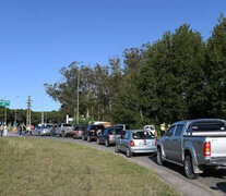 Fila de autos a la entrada de Pinamar, el viernes pasado.