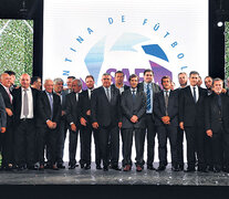 Elizondo, CEO de la Superliga, junto a Tapia y otros dirigentes. 