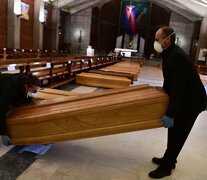 Ataúdes en la iglesia San Giuseppe en Seriate, Lombardía. (Fuente: AFP) (Fuente: AFP) (Fuente: AFP)