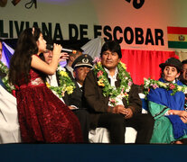 Morales escucha cantar a una niña durante el acto en el polideportivo de Escobar. (Fuente: Leandro Teysseire) (Fuente: Leandro Teysseire) (Fuente: Leandro Teysseire)