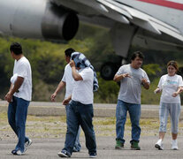 Migrantes hondureños deportados de Estados Unidos llegan a San Pedro Sula.