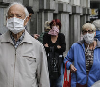 Cientos de jubiladxs y pensionadxs se vieron obligadxs a romper la cuarenta por la necesidad de concurrir a los bancos para hacer efectivos sus haberes.  (Fuente: Bernardino Avila) (Fuente: Bernardino Avila) (Fuente: Bernardino Avila)