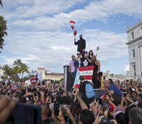 El rapero René Pérez se dirige a la multitud reunida ayer en San Juan para exigir la renuncia de Roselló. (Fuente: AFP) (Fuente: AFP) (Fuente: AFP)