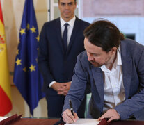 Iglesias, con Sánchez detrás, firma la ley de presupuesto para el 2019 en octubre del año pasado.  (Fuente: EFE) (Fuente: EFE) (Fuente: EFE)