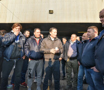 El intendente Fernando Gray junto a los trabajadores de la línea 165.