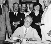 La salida de la crisis del &amp;#39;30 del siglo pasado en Estados Unidos fue con el New Deal (Nuevo Trato) impulsado por el presidente Franklin Delano Roosevelt.