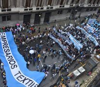 El 29 de mayo, trabajadores y empresarios textiles compartieron una marcha en reclamo por la situación del sector. 