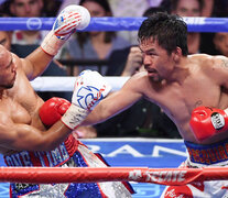 Pacquiao en uno de sus ataques sobre el estadounidense Keith Thurman.