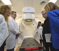 Rocío García, Alberto Fernández y Alicia Kirchner durante una visita al Cemnpa.