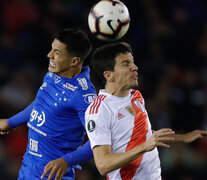 Fernández disputa la pelota con Romero. (Fuente: EFE) (Fuente: EFE) (Fuente: EFE)