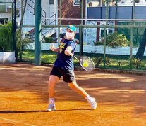 Drive con barbijo, la tendencia en el Corrientes Tennis Club. (Fuente: NA) (Fuente: NA) (Fuente: NA)