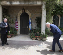 Pompeo (izq.) saluda a Benny Gantz, socio de Netanyahu en el nuevo gobierno. (Fuente: AFP) (Fuente: AFP) (Fuente: AFP)