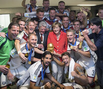 Merkel, en el vestuario del Maracaná, junto a los flamantes campeones del mundo en 2014. (Fuente: AFP) (Fuente: AFP) (Fuente: AFP)