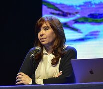 Cristina, durante la presentación de su libro en Mar del Plata.  (Fuente: Noticias Argentinas) (Fuente: Noticias Argentinas) (Fuente: Noticias Argentinas)