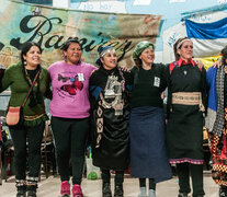 Moira Millán al centro, en una cadena de abrazos feminista, antirracista y plurinacional.   (Fuente: Celeste Vientos) (Fuente: Celeste Vientos) (Fuente: Celeste Vientos)