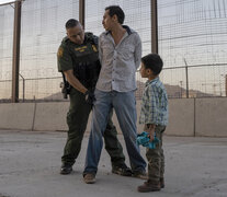 El inmigrante José y su hijo José Daniel es detenido en El Paso, Texas.  (Fuente: AFP) (Fuente: AFP) (Fuente: AFP)