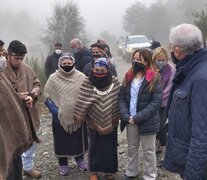 Ramiro Buenuleo y su comunidad muestran el camino a los funcionarios que los visitaron la semana pasada. 