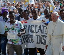 Francisco, antes de la pandemia, con refugiados en Italia. (Fuente: AFP) (Fuente: AFP) (Fuente: AFP)