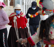 Barbijos y distanciamiento social en Puno, Perú. (Fuente: AFP) (Fuente: AFP) (Fuente: AFP)