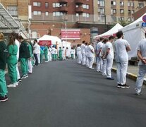 El personal de salud del Hospital Saint Pierre protesta por la falta de recursos sanitarios en la lucha contra la pandemia.