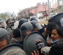 Varios docentes resultaron heridos por la represión de la policía salteña. 