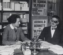 Sylvia Beach junto a James Joyce en la librería dela calle L&amp;#39;Odeon.