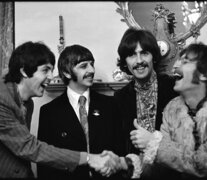 The Beatles en casa de Brian Epstein en Belgravia, durante el lanzamiento de Sgt Pepper’s Lonely Hearts Club Band. Londres, 1967. (Fuente: Linda McCartney) (Fuente: Linda McCartney) (Fuente: Linda McCartney)