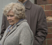 Judi Dench interpreta a &amp;quot;la espía roja&amp;quot; cuando se dedicaba a cuidar su jardín. 