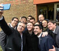 Fernández se saca una selfie con Perotti y otros militantes.