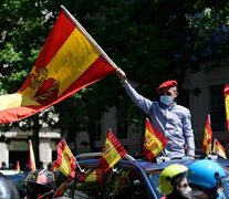 Un manifestante flamea la bander española durante la protesta de Vox en Madrid.  (Fuente: AFP) (Fuente: AFP) (Fuente: AFP)