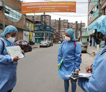 Trabajadores de a salud llenan formularios en Bogotá. (Fuente: EFE) (Fuente: EFE) (Fuente: EFE)