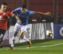 Pablo Hernández intenta salir ante la marca de Cortez.