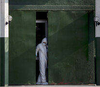 Un miembro del equipo forense trabaja en la comisaría de Huechuraba después del atentado. (Fuente: AFP) (Fuente: AFP) (Fuente: AFP)