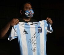 Diego Maradona y la camiseta firmada que donó para juntar fondos. (Fuente: Twitter) (Fuente: Twitter) (Fuente: Twitter)