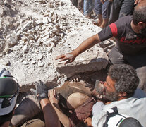 Rescatistas remueven a un herido de los escombros después de un bombardeo en Kafar roma, estado de Idlib.  (Fuente: AFP) (Fuente: AFP) (Fuente: AFP)