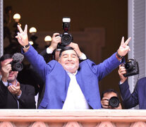 Diego Maradona, en su regreso el balcón de la Casa Rosada. (Fuente: Télam) (Fuente: Télam) (Fuente: Télam)