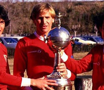 Burruchaga, Trossero y Bochini, con la séptima Copa para Independiente.