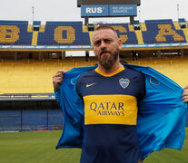 De Rossi muestra la camiseta en la mismísima Bombonera.