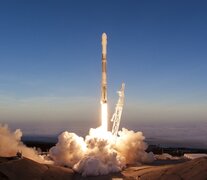 El Falcon 9 es un cohete reutilizable que reduce el costo de las misiones espaciales y abre la puerta a los vuelos particulares.