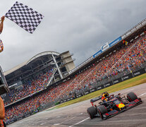 Max Verstappen, Red Bull y la bandera a cuadros.