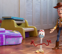 Forky y Woody, estrellas del cine de animación.