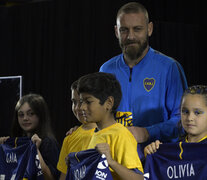 De Rossi rodeado de chicos en su presentación oficial como jugador de Boca. (Fuente: AFP) (Fuente: AFP) (Fuente: AFP)