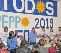 Domingo Peppo, durante una actividad de campaña hoy en San Martín.