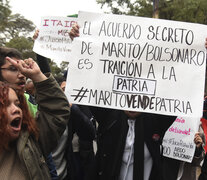 Manifestantes repudian el acuerdo secreto del gobierno con Brasil. 