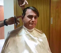 Jair Bolsonaro fue a la peluquería y dejó plantado al canciller francés. 