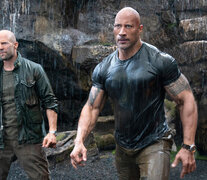 Jason Statham y Dwayne Johnson, siempre bien dispuestos a llevarse al mundo por delante.