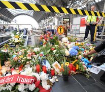 Un mujer deposita flores en el andén 7 de Frankfurt, donde se produjo el ataque. (Fuente: AFP) (Fuente: AFP) (Fuente: AFP)