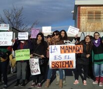 En la puerta de la fiscalía de Rawson hubo una protesta de un grupo de mujeres.