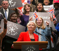 Emma Thompson se luce como Viv Rook, la política a la que nadie toma en serio.